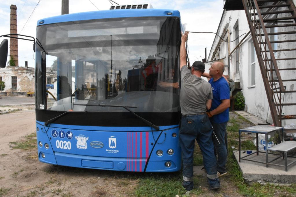 «Миколаївелектротранс» почав відновлювати пошкоджені російськими обстрілами тролейбуси (ФОТО) 11