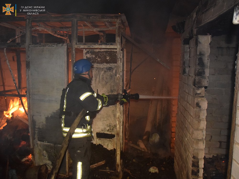 Через нічну та ранкову атаки росіян на Миколаїв спалахнуло 8 пожеж – ДСНС (ФОТО, ВІДЕО) 11