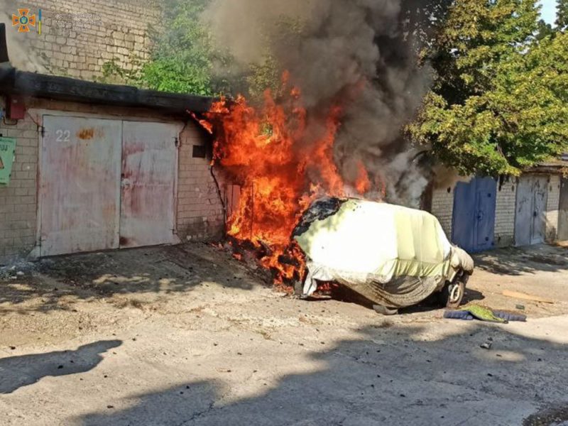 В Южноукраїнську згорів гараж та припаркована поряд «Нива» (ФОТО)
