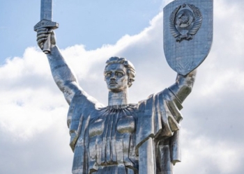 Близько 600 тисяч українців проголосували за заміну герба на монументі  Батьківщини-матері у Києві