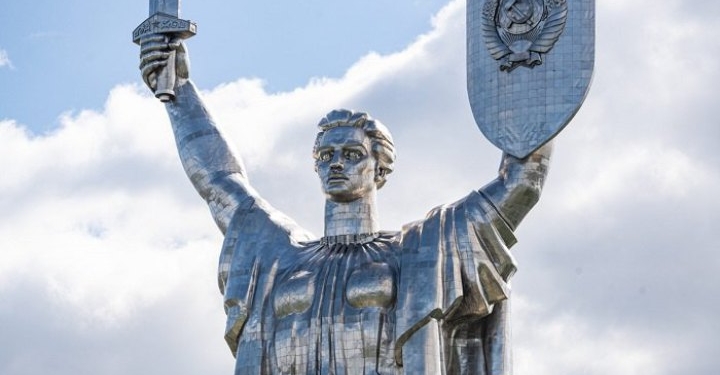 Близько 600 тисяч українців проголосували за заміну герба на монументі  Батьківщини-матері у Києві