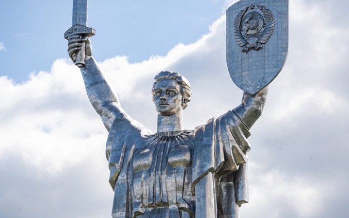 Близько 600 тисяч українців проголосували за заміну герба на монументі  Батьківщини-матері у Києві