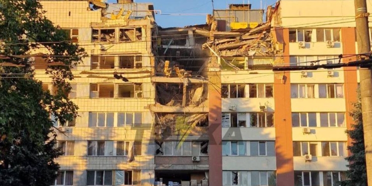 Николаев под ракетной атакой: разбита крупная гостиница и другие цивильные объекты (ФОТО)