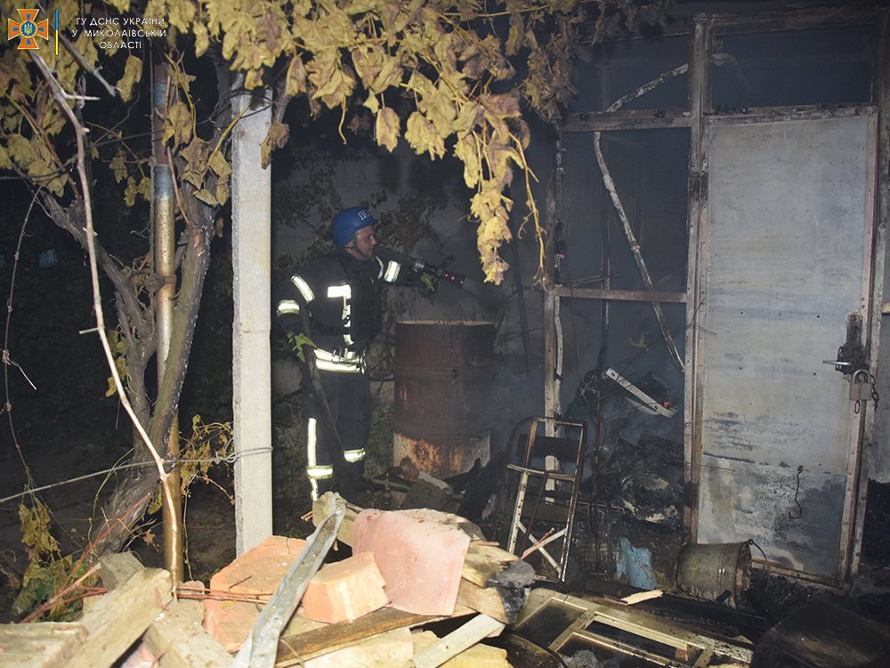 Через нічну та ранкову атаки росіян на Миколаїв спалахнуло 8 пожеж – ДСНС (ФОТО, ВІДЕО) 13