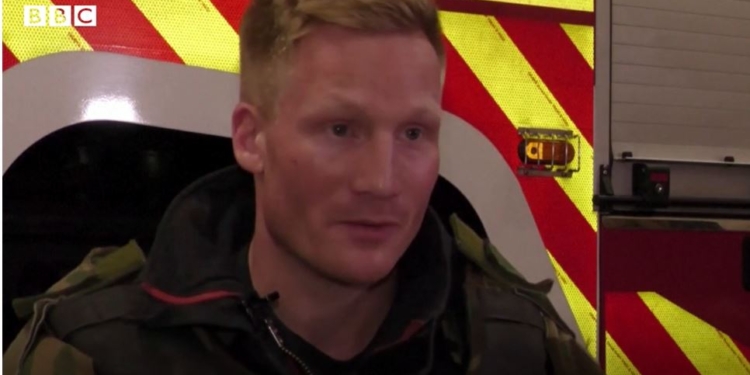 Немецкий пожарный приехал в отпуск в Украину – тушить пожары и разбирать завалы в Харькове (ВИДЕО)