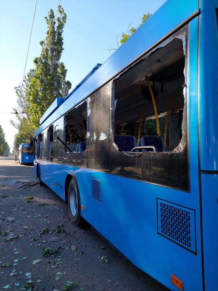 Внаслідок ранкових обстрілів Миколаєва пошкоджено 18 тролейбусів (ФОТО) 9