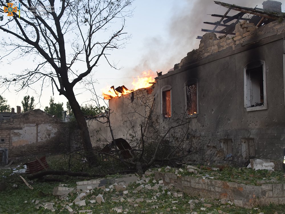 Через нічну та ранкову атаки росіян на Миколаїв спалахнуло 8 пожеж – ДСНС (ФОТО, ВІДЕО) 15