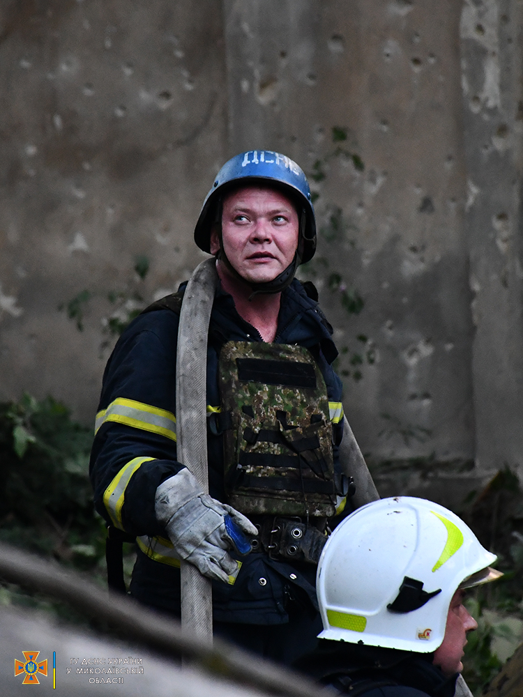Наслідки ранкової атаки російських окупантів по Миколаєву – численні пожежі, влучання в 2 лікарні, 4 людини поранено (ФОТО) 15