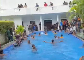 На Шри-Ланке протестующие захватили президентский дворец и устроили вечеринку в бассейне. Президент сбежал (ФОТО, ВИДЕО)