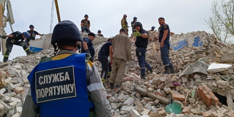 В результате ракетного удара по жилому дому в Часовом Яру 15 погибших, 24 человека под завалами (ВИДЕО)