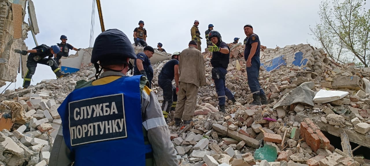 В результате ракетного удара по жилому дому в Часовом Яру 15 погибших, 24 человека под завалами (ВИДЕО)