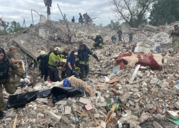 Из-под завалов жилого дома в Часовом Яру уже достали тела 26 погибших