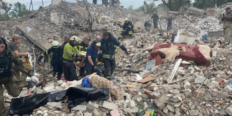Из-под завалов жилого дома в Часовом Яру уже достали тела 26 погибших