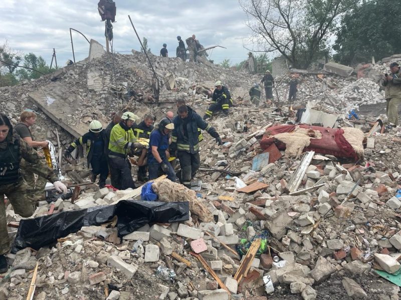 Из-под завалов жилого дома в Часовом Яру уже достали тела 26 погибших