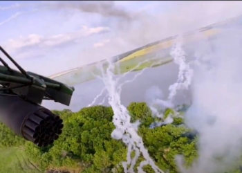 Наши вертолетчики уничтожают врага – съемка из кабины вертолета (ВИДЕО)