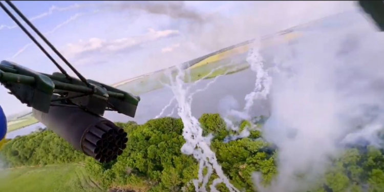 Наши вертолетчики уничтожают врага – съемка из кабины вертолета (ВИДЕО)