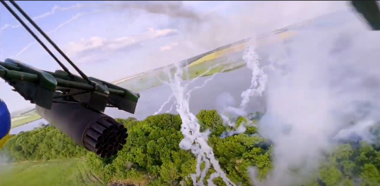 Наши вертолетчики уничтожают врага – съемка из кабины вертолета (ВИДЕО)
