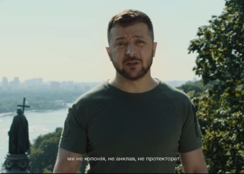 “У наших ангелів під крилами – зброя”, –  Зеленський привітав Україну з Днем державності (ВІДЕО)