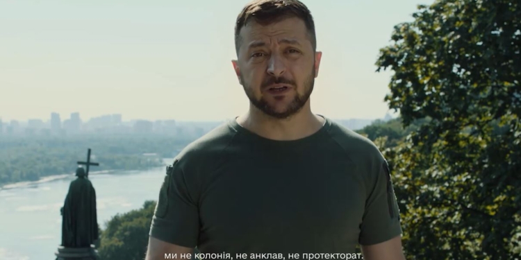 “У наших ангелів під крилами – зброя”, – Зеленський привітав Україну з Днем державності (ВІДЕО)