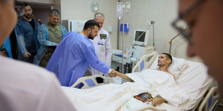 “Все герои”. Зеленский навестил раненых в больнице Мечникова в Днепре (ФОТО)