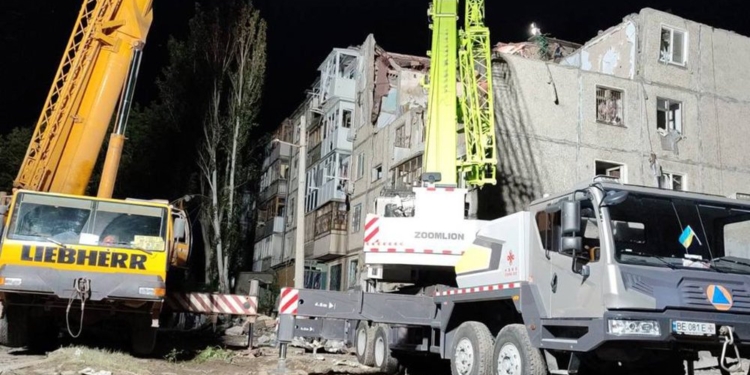 В разрушенной ракетой 5-этажке в Николаеве спасатели обнаружили тело мужчины. Теперь погибших 8