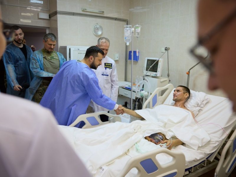 “Все герои”. Зеленский навестил раненых в больнице Мечникова в Днепре (ФОТО)