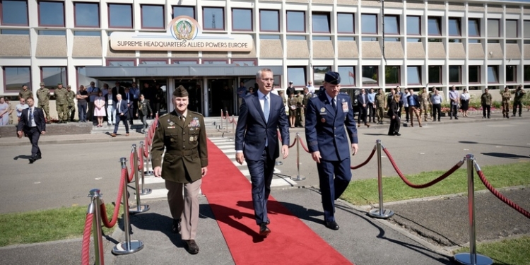 Войска НАТО в Европе возглавил генерал с интересной биографией