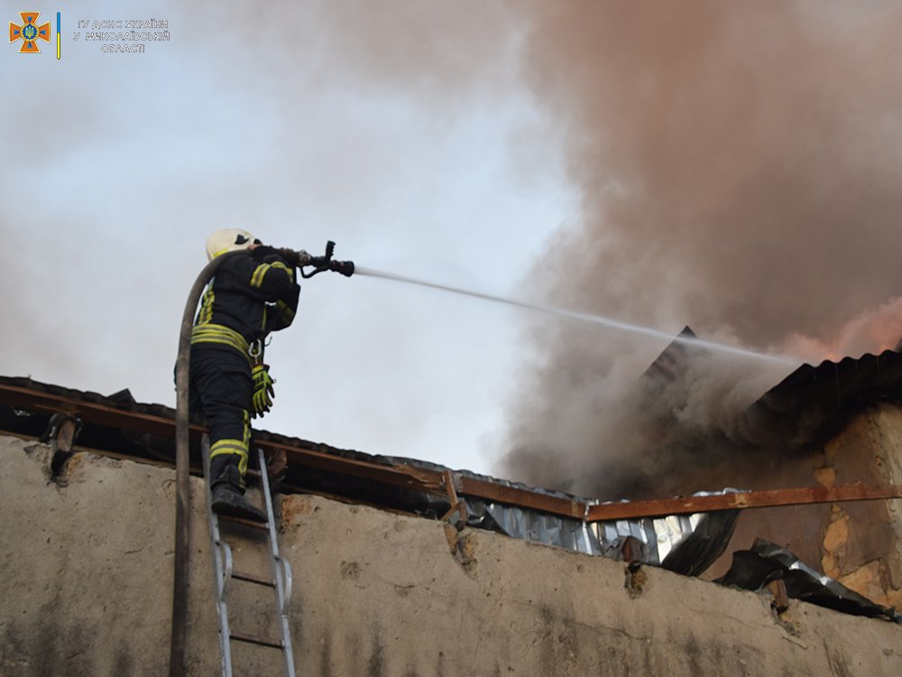 Через нічну та ранкову атаки росіян на Миколаїв спалахнуло 8 пожеж – ДСНС (ФОТО, ВІДЕО) 17