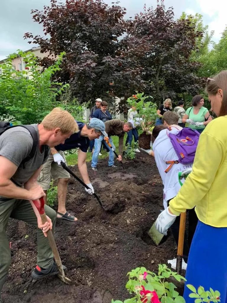 В Таллинне украинские беженцы в благодарность за гостеприимство высадили аллею роз (ФОТО) 18