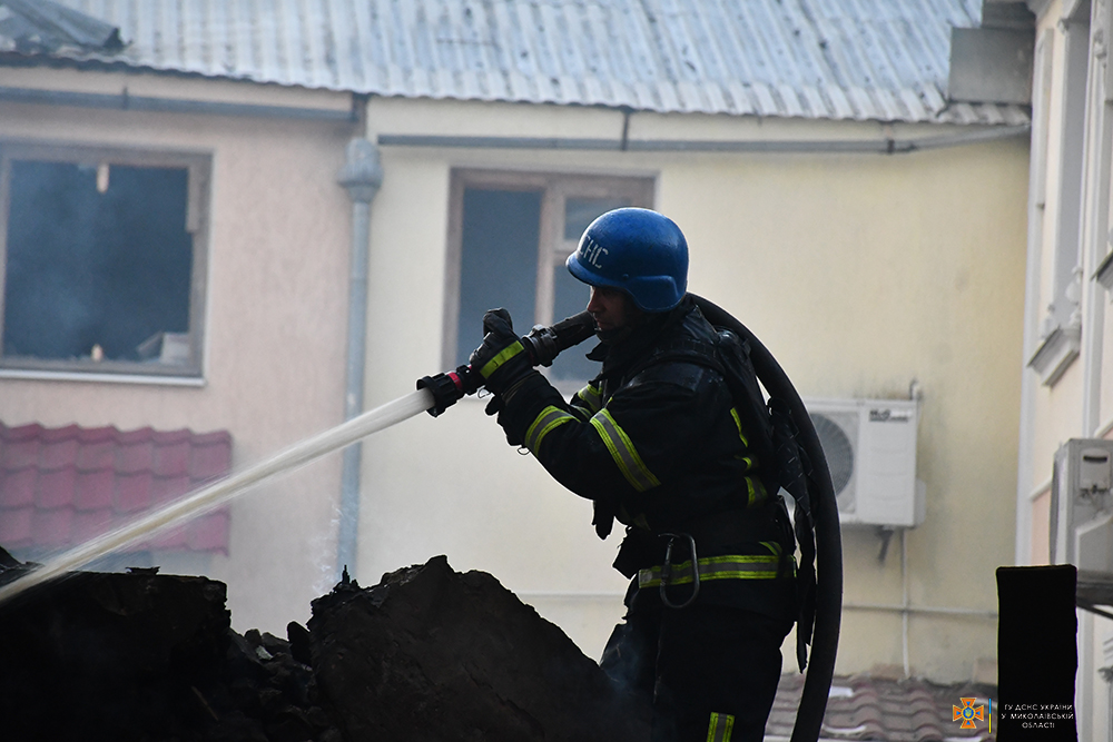 Наслідки ранкової атаки російських окупантів по Миколаєву – численні пожежі, влучання в 2 лікарні, 4 людини поранено (ФОТО) 17