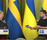 Премьер Швеции в Киеве передала Зеленскому копию письма Карла ХII о признании Запорожской Сечи независимым государством (ВИДЕО)