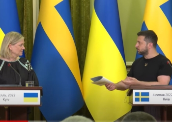 Премьер Швеции в Киеве передала Зеленскому копию письма Карла ХII о признании Запорожской Сечи независимым государством (ВИДЕО)