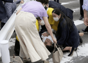 В Японии совершено покушение на экс-премьера Абэ – он выжил, но в больнице (ВИДЕО)