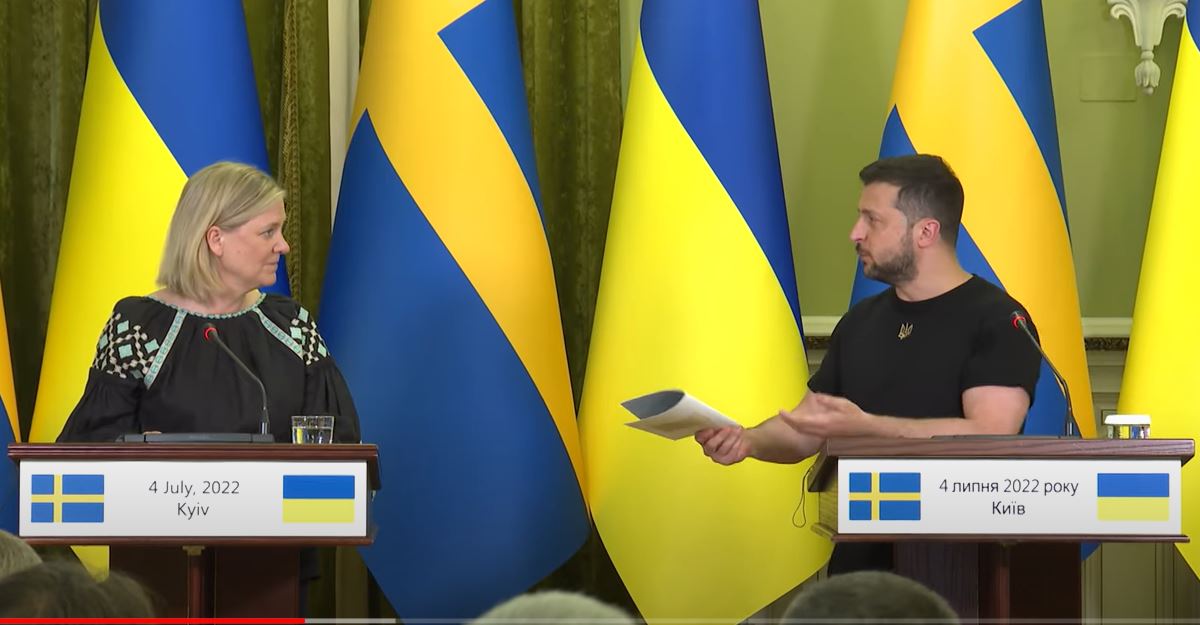Премьер Швеции в Киеве передала Зеленскому копию письма Карла ХII о признании Запорожской Сечи независимым государством (ВИДЕО)