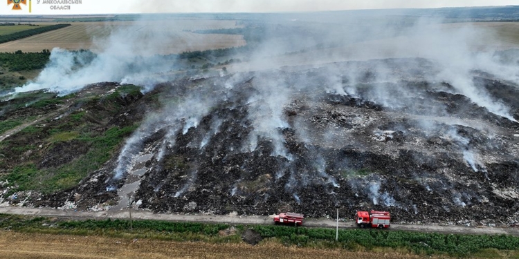 Уже неделю горит мусорный полигон Вознесенска (ВИДЕО)