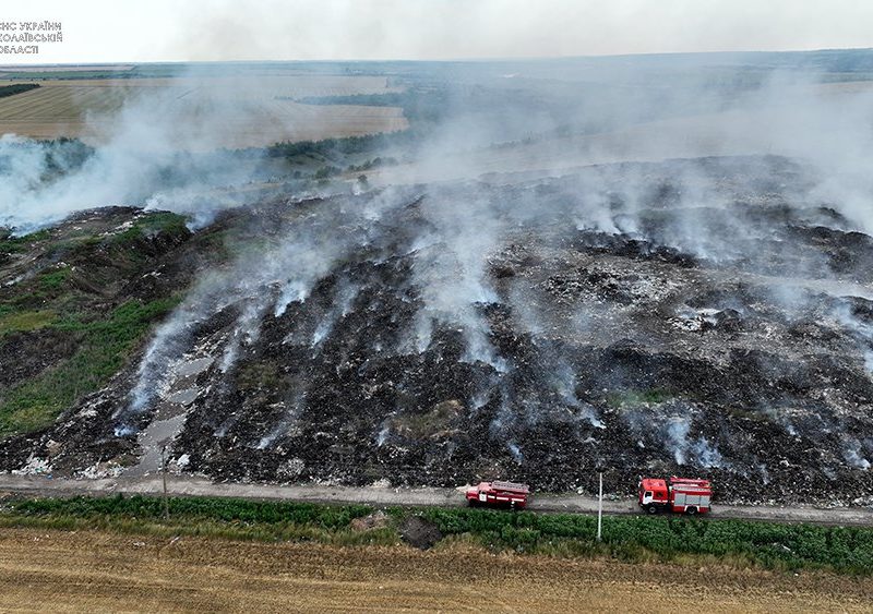 Уже неделю горит мусорный полигон Вознесенска (ВИДЕО)