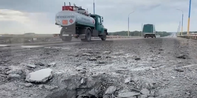 Рашисти стверджують, що ВСУ знов обстріляли Антонівський міст і показали наслідки (ВІДЕО)