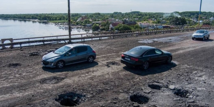 Після обстрілу Антонівського мосту рашисти через нього перекидати важку техніку не зможуть (ВІДЕО)