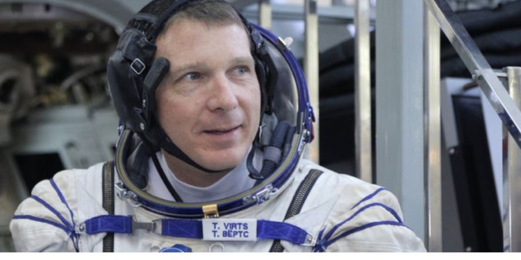 Русские космонавты развернули на МКС “флаги” “ДНР-ЛНР”. Астронавт NASA назвал это аморальным и призвал к действиям (ФОТО)