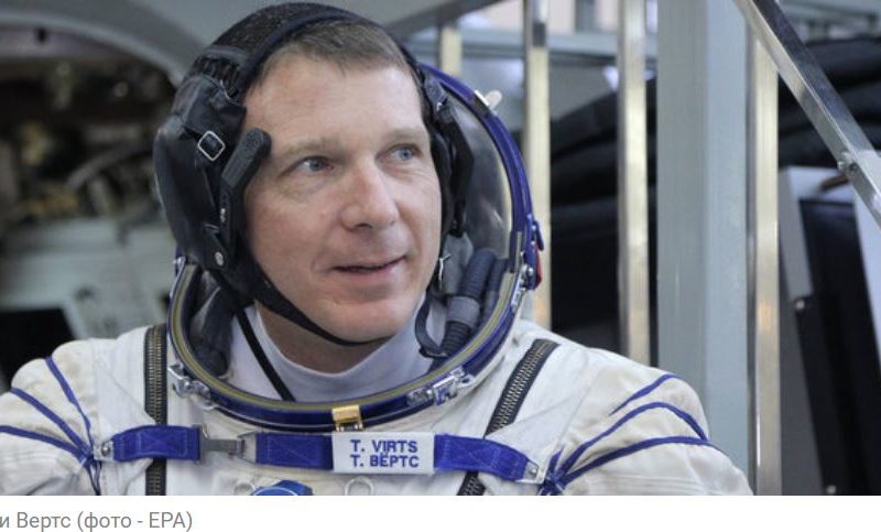 Русские космонавты развернули на МКС “флаги” “ДНР-ЛНР”. Астронавт NASA назвал это аморальным и призвал к действиям (ФОТО)