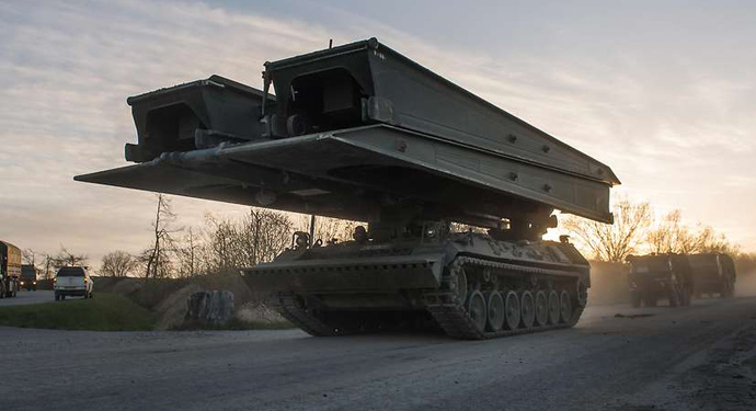 Німеччина готується передати Україні 16 танків для наведення мостів