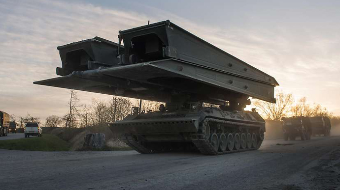 Німеччина готується передати Україні 16 танків для наведення мостів