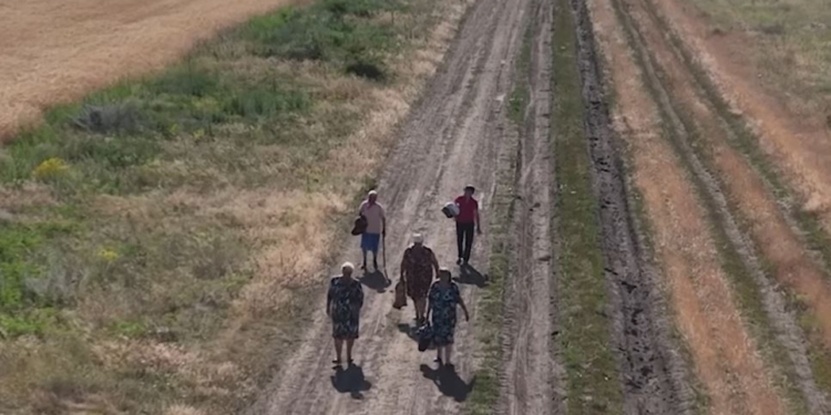 Життя позаду. Пішки і під обстрілами покидають жителі Херсонську область (ВІДЕО)