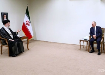 Наступного разу привезе свій: Путіну в Ірані посадили без стола – на стільці попід стінкою