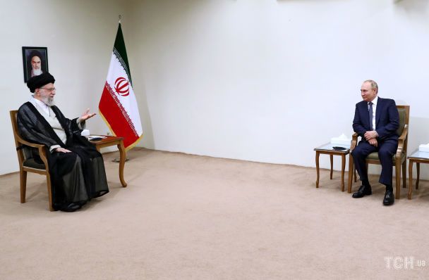 Наступного разу привезе свій: Путіну в Ірані посадили без стола - на стільці попід стінкою 5