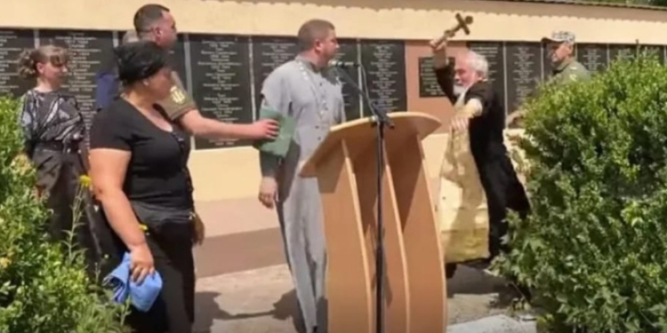 Cвященник Московського патріархату намагався хрестом побити протоієрея ПЦУ під час похорон бійця на Вінниччині (ВІДЕО)