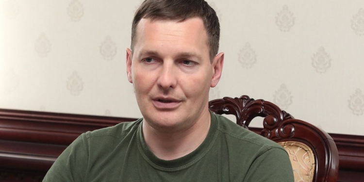 Рятувальника з Миколаєва врятував від смерті канадський костюм 9 класу захисту – шолом прийняв 5 осколків, – Єнін