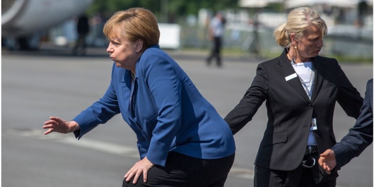 Он унижал – она терпела. Почему из-за Путина Шредер и Меркель теперь на одной скамье