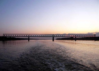 В Херсоні кажуть, що ЗСУ вдарили ще й по залізничному Антонівському мосту