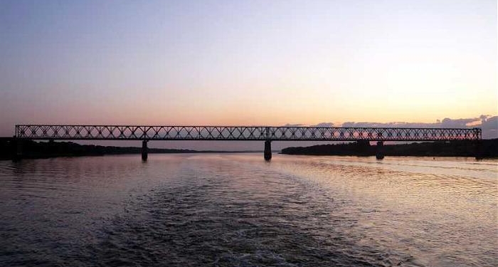 В Херсоні кажуть, що ЗСУ вдарили ще й по залізничному Антонівському мосту